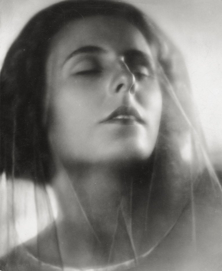 Auf diesem Bild ist das folgende Kunstwerk zu sehen: Helmar Lerski (d.i. Schmuklerski, Israel). Leni Riefenstahl als Tänzerin Diotima in ,Der heilige Berg’. 1926.