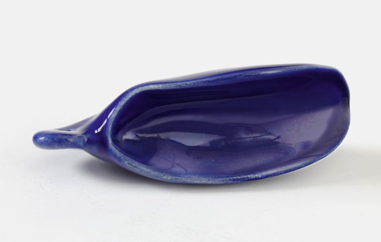 Auf diesem Bild ist das folgende Kunstwerk zu sehen: Thomas Schütte. "Blaue Frucht (Gegen Furcht)". 1993.