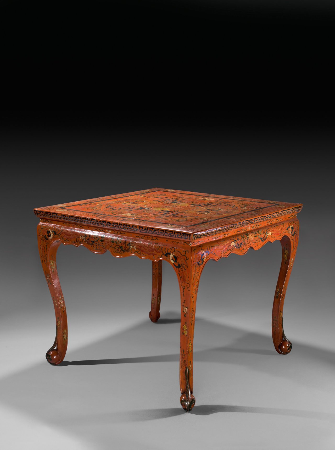 Auf diesem Bild ist das folgende Kunstwerk zu sehen:  Chinesisch, Qing-Dynastie. Center Table mit Phönix-Dekor – Rotlack im Wanli-Stil.. 18. Jahrhundert.