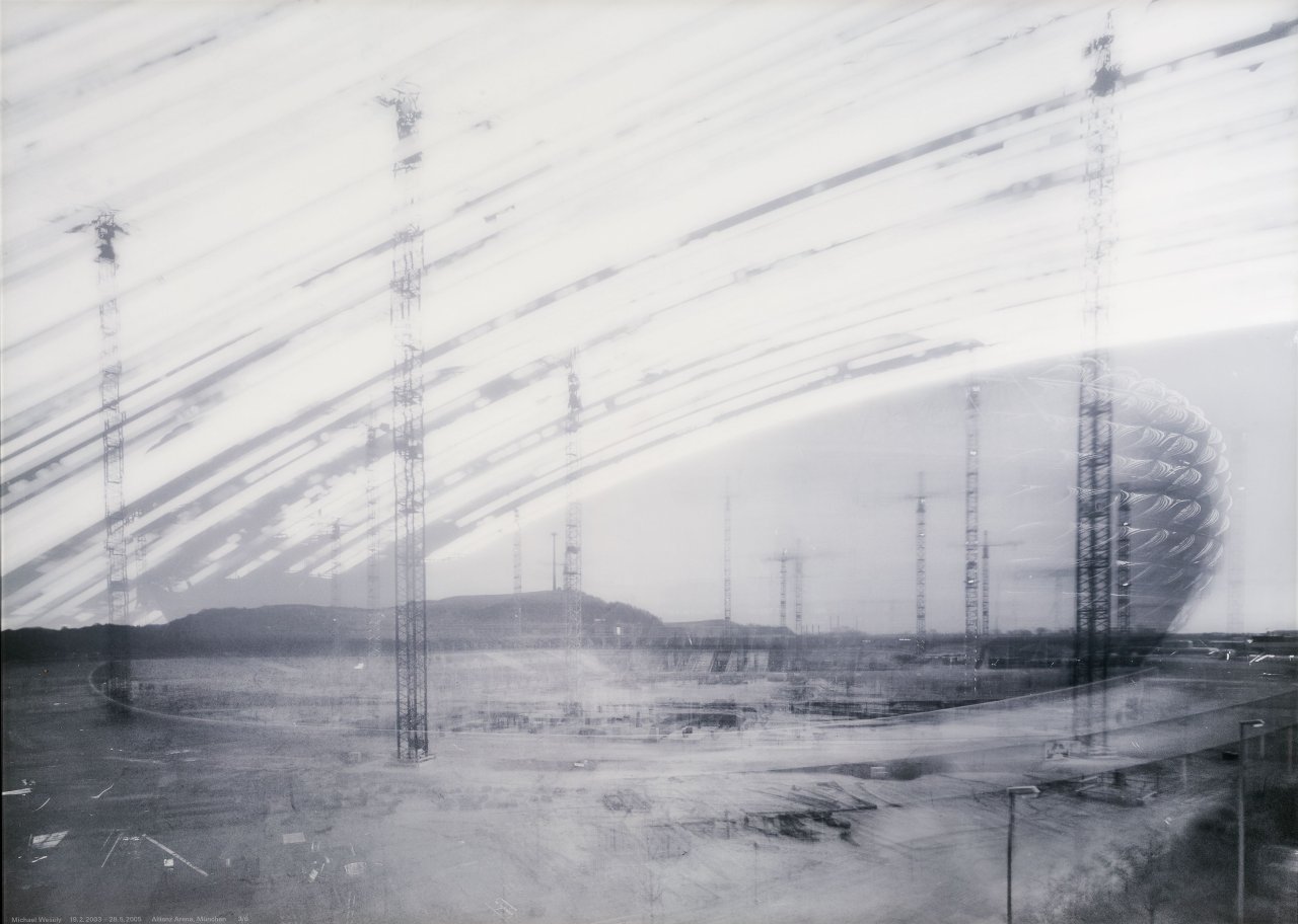Auf diesem Bild ist das folgende Kunstwerk zu sehen: Michael Wesely. 19.2.2003 – 28.5.2005. Allianz Arena, München. 2005.