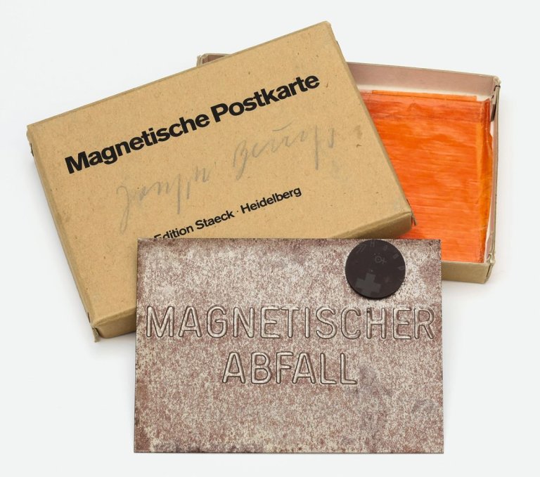Auf diesem Bild ist das folgende Kunstwerk zu sehen: Joseph Beuys. „Magnetische Postkarte“. 1975.