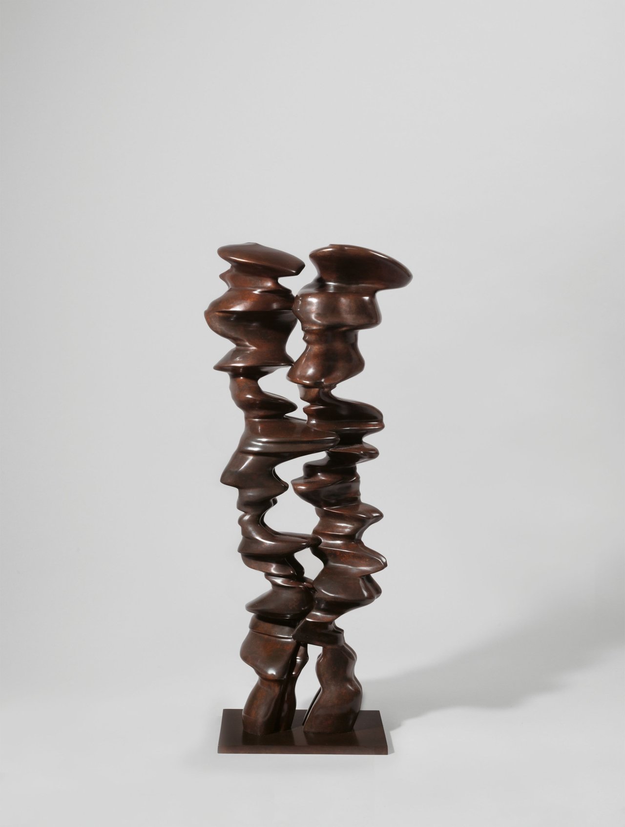 Auf diesem Bild ist das folgende Kunstwerk zu sehen: Tony Cragg. Ohne Titel (aus der Serie „Rational Beings“). 2019.