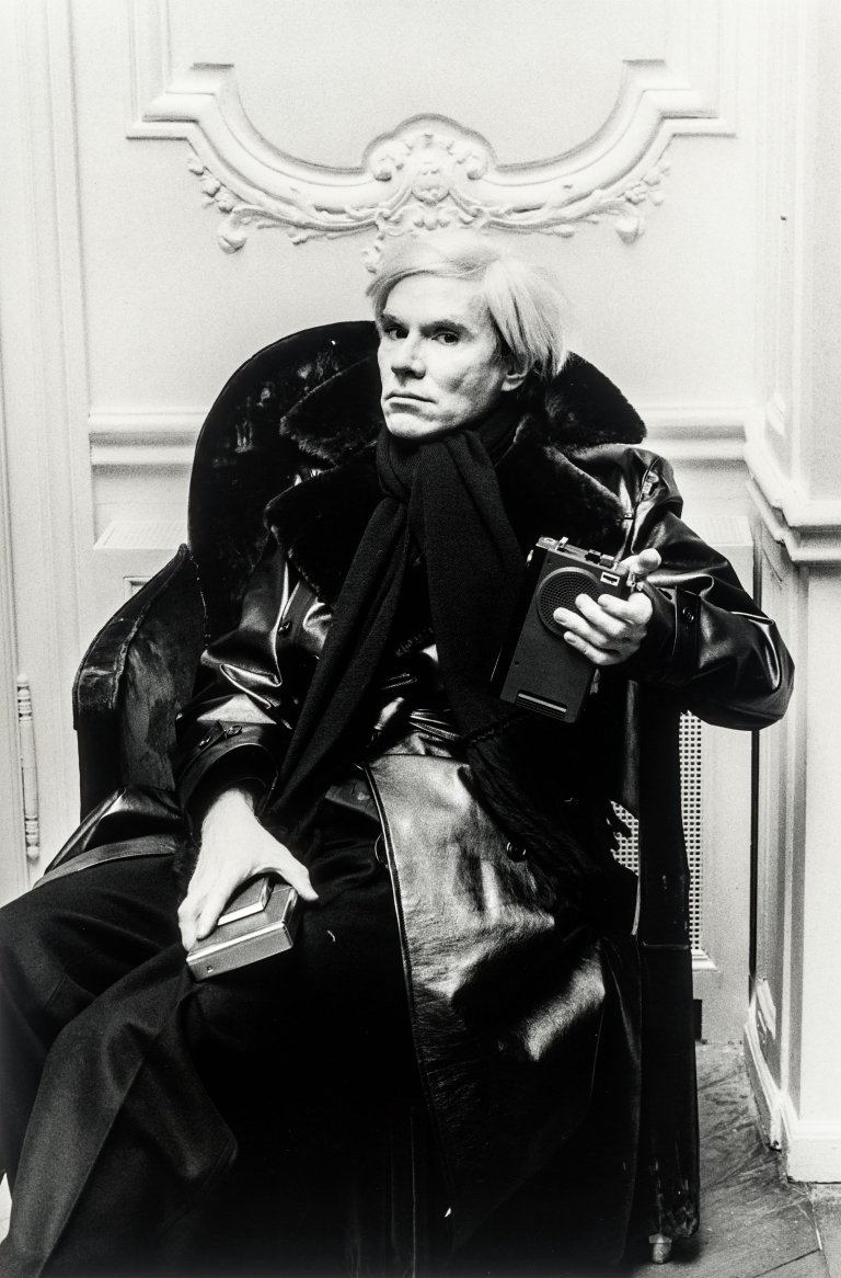Auf diesem Bild ist das folgende Kunstwerk zu sehen: Helmut Newton. Andy Warhol, Paris. 1976.