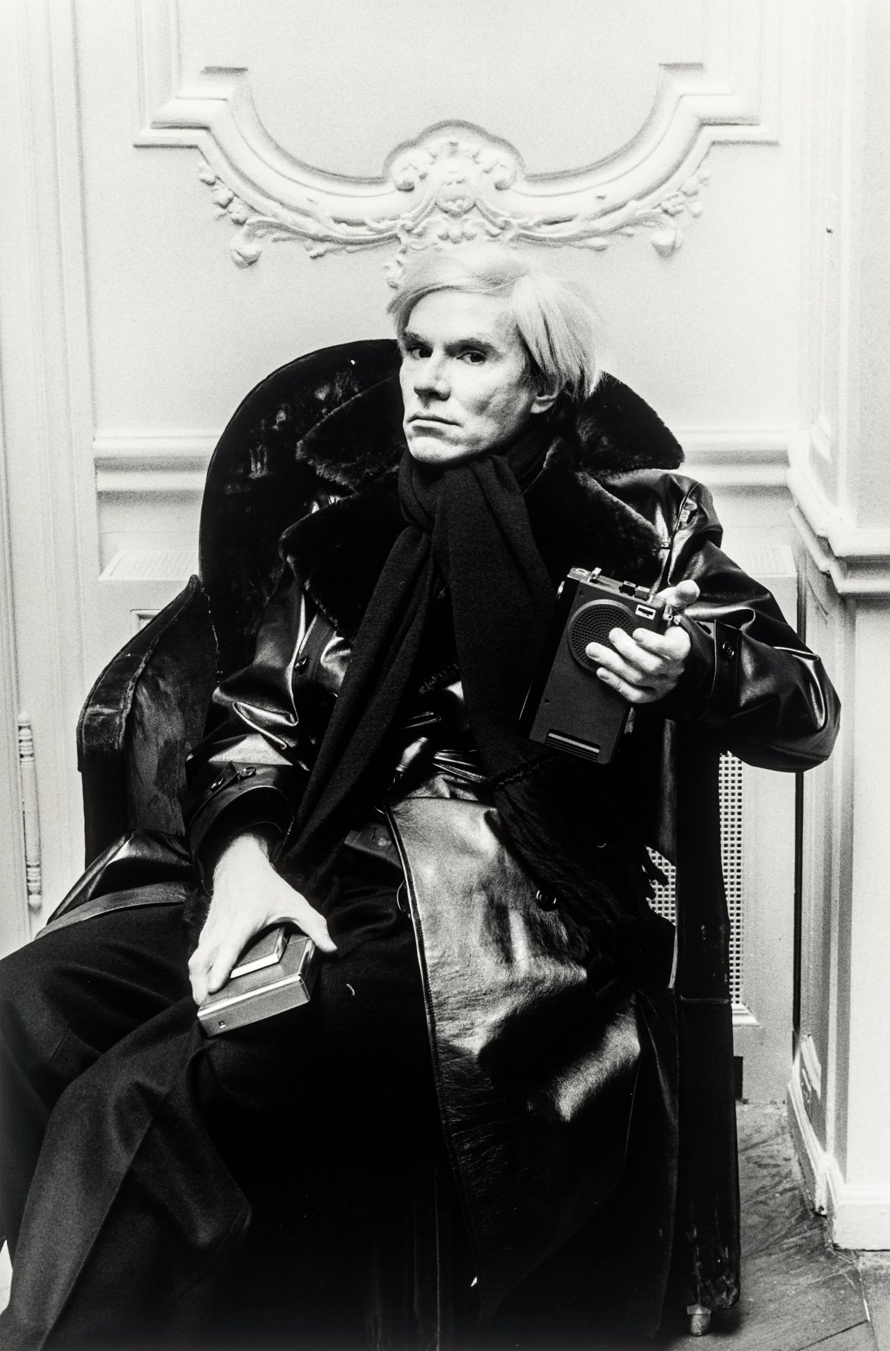 Auf diesem Bild ist das folgende Kunstwerk zu sehen: Helmut Newton. Andy Warhol, Paris. 1976.