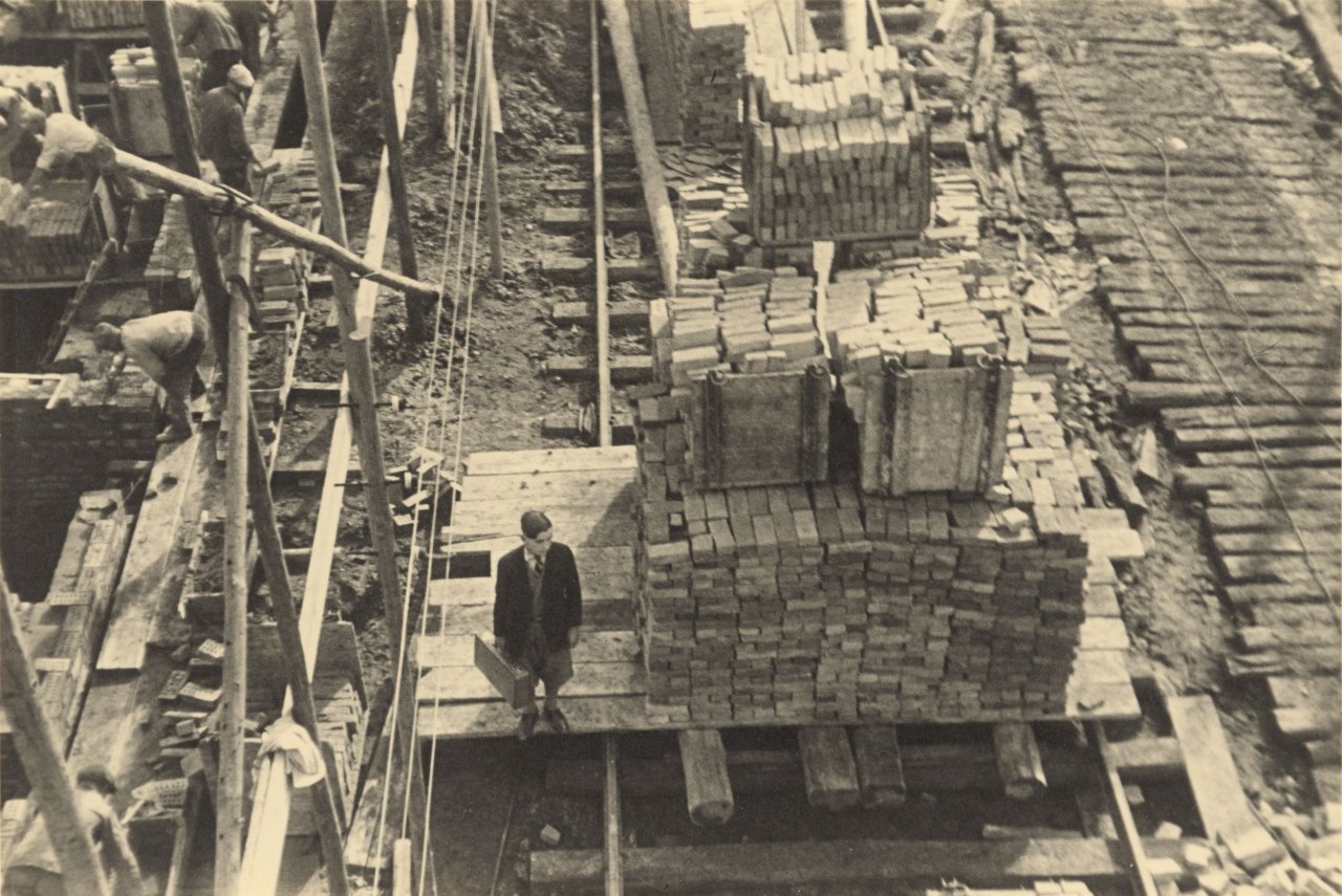 Auf diesem Bild ist das folgende Kunstwerk zu sehen: Ilse Bing. Mappe: „Baustelle Frankfurt/M.“. 1930.