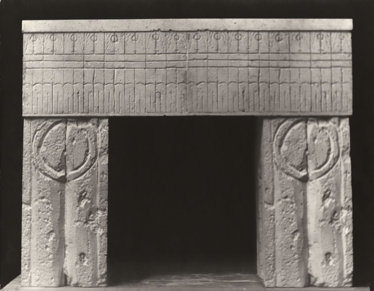 Auf diesem Bild ist das folgende Kunstwerk zu sehen: Constantin Brâncuşi. Maquette de la Porte du Baiser (Vue de face). Um 1935–1937.