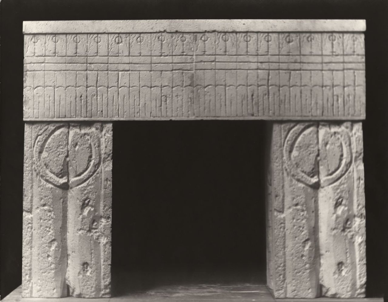 Auf diesem Bild ist das folgende Kunstwerk zu sehen: Constantin Brâncuşi. Maquette de la Porte du Baiser (Vue de face). Um 1935–1937.