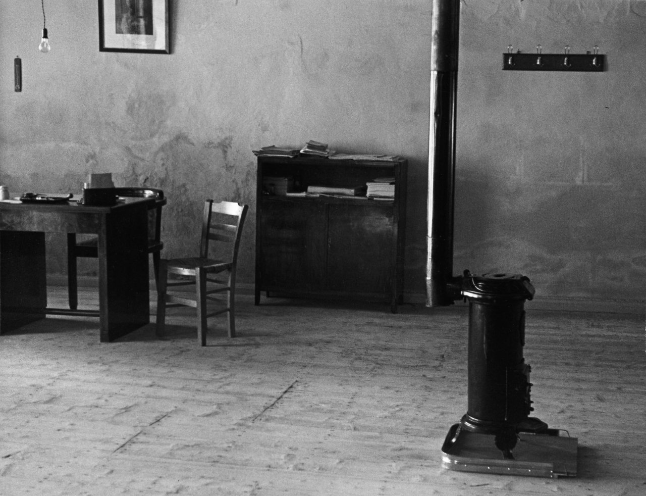 Auf diesem Bild ist das folgende Kunstwerk zu sehen: Ellen Auerbach (d.i. Ellen Rosenberg). „Telegraph office, Andritzena, Greece“. 1953.