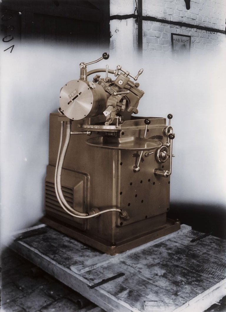 Auf diesem Bild ist das folgende Kunstwerk zu sehen: Thomas Ruff. „1030“, aus der Serie „Maschinen“. 2003.