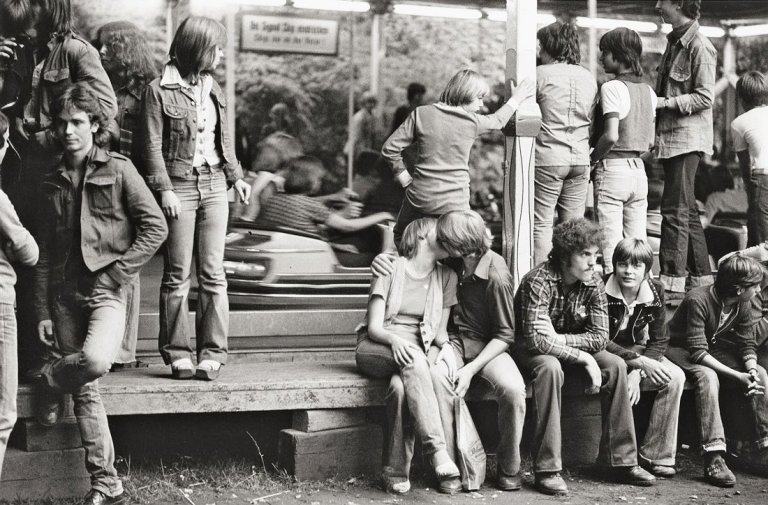 Auf diesem Bild ist das folgende Kunstwerk zu sehen: Christian Borchert. „Herbstfest am Weißen See, Berlin“. 1979.