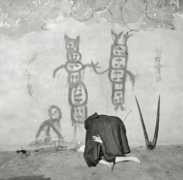Auf diesem Bild ist das folgende Kunstwerk zu sehen: Roger Ballen. „Cloaked Figure“. 2003.