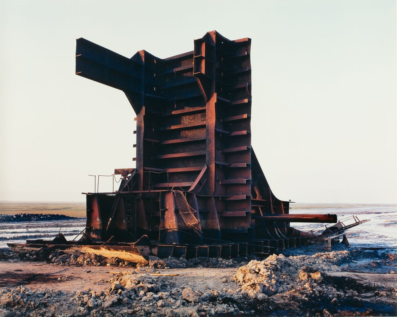 Auf diesem Bild ist das folgende Kunstwerk zu sehen: Edward Burtynsky. „Shipbreaking #33, Chittagong, Bangladesh“. 2001.