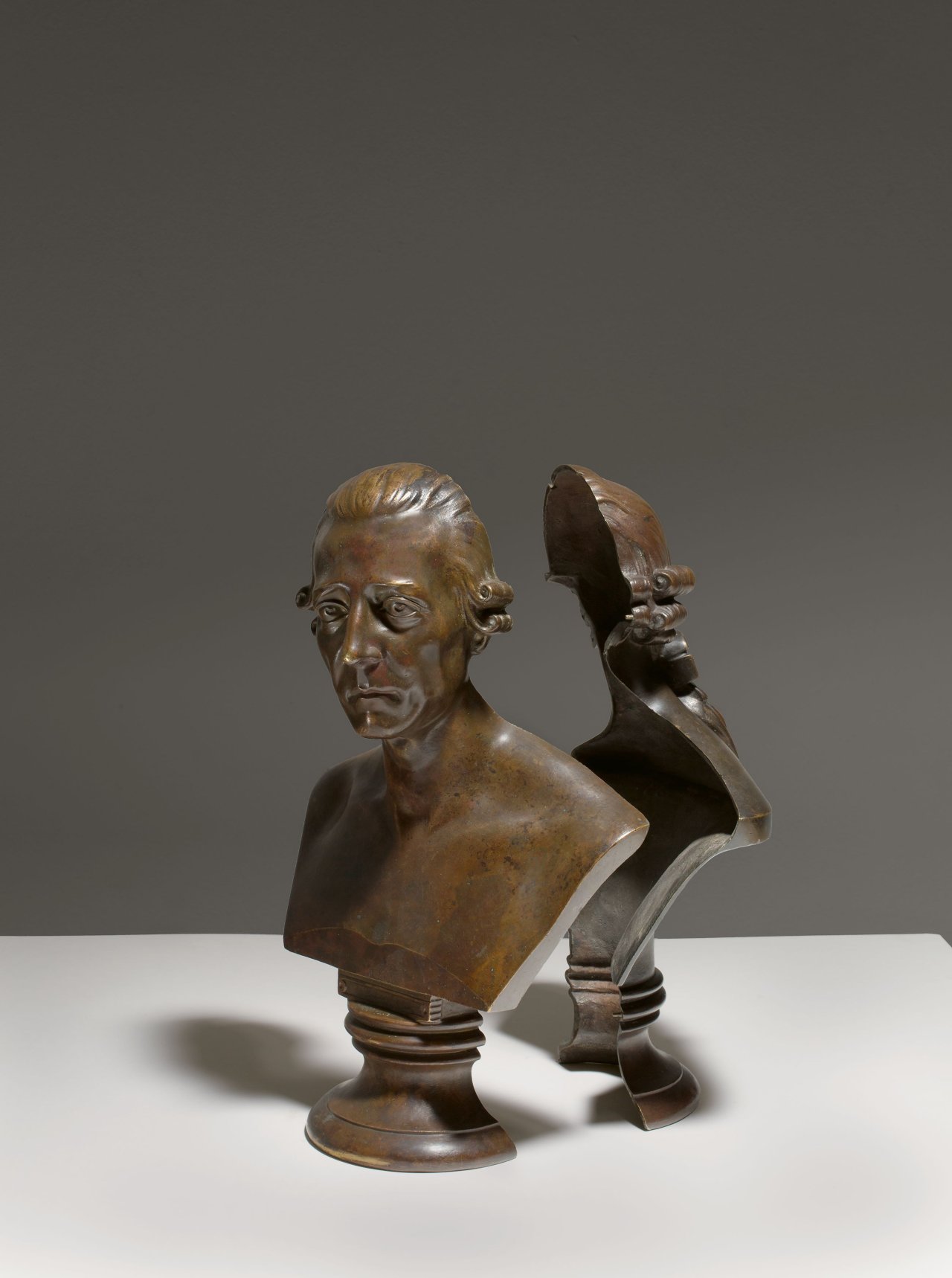 Auf diesem Bild ist das folgende Kunstwerk zu sehen: Johann Gottfried Schadow. Gussmodell für eine Büste Friedrichs des Großen – nach der Friedrich-Büste Johann Gottfried Schadows von 1792. Nach 1899.
