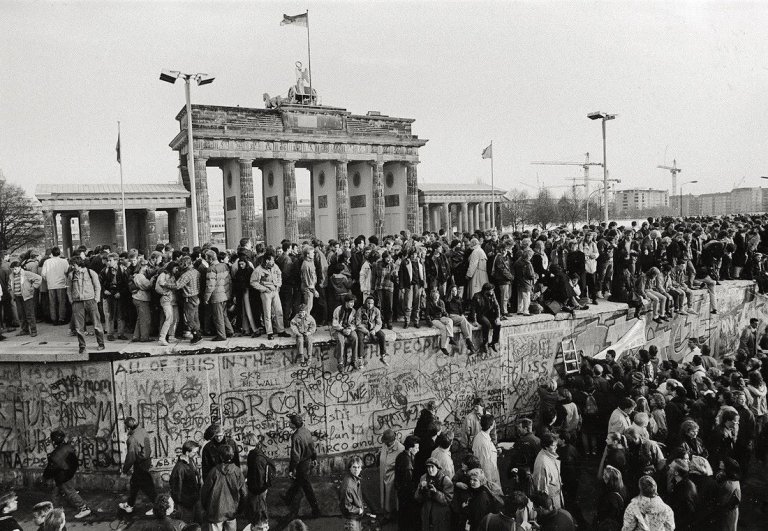 Auf diesem Bild ist das folgende Kunstwerk zu sehen: Barbara Klemm. „Fall der Mauer, Berlin, 10. November 1989“.