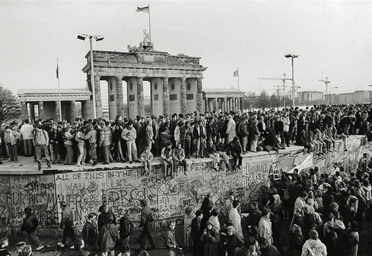 Auf diesem Bild ist das folgende Kunstwerk zu sehen: Barbara Klemm. „Fall der Mauer, Berlin, 10. November 1989“.