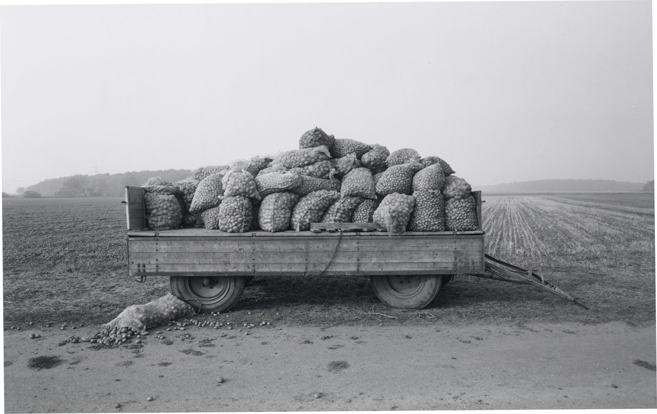 Auf diesem Bild ist das folgende Kunstwerk zu sehen: Heinrich Riebesehl. „Schillerslage (Hannover), Oktober 1978“, aus der Serie „Agrarlandschaften“, 1976–1979.