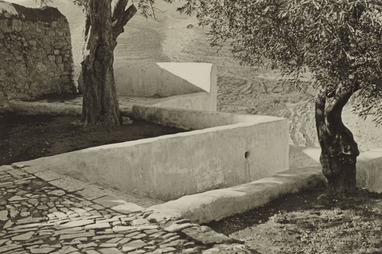 Auf diesem Bild ist das folgende Kunstwerk zu sehen: Ellen Auerbach (d.i. Ellen Rosenberg). „Ain-Karim-Palestine“. 1934.