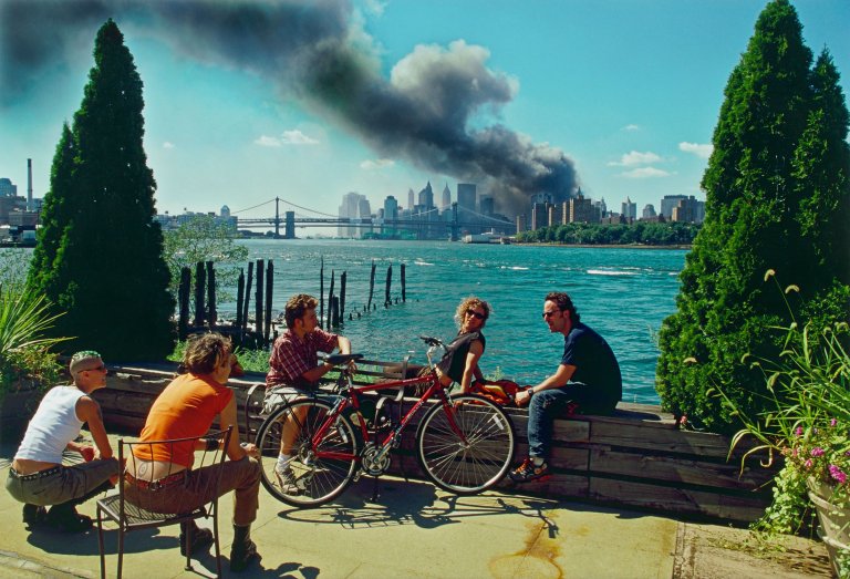 Auf diesem Bild ist das folgende Kunstwerk zu sehen: Thomas Höpker. Blick von Williamsburg, Brooklyn, auf Manhattan, 11. September 2001.