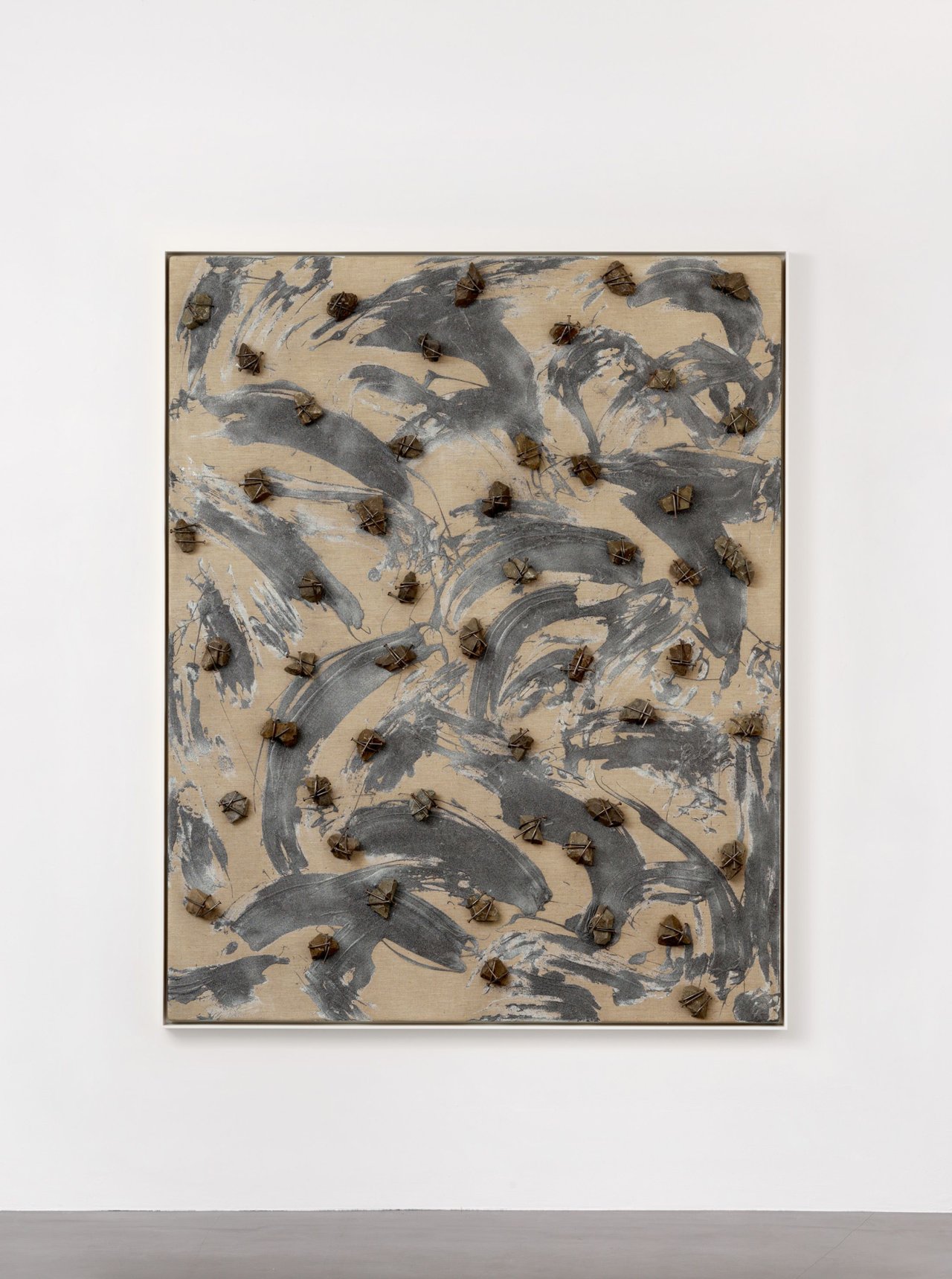 Auf diesem Bild ist das folgende Kunstwerk zu sehen: Günther Uecker. „Handlung“. 1988.