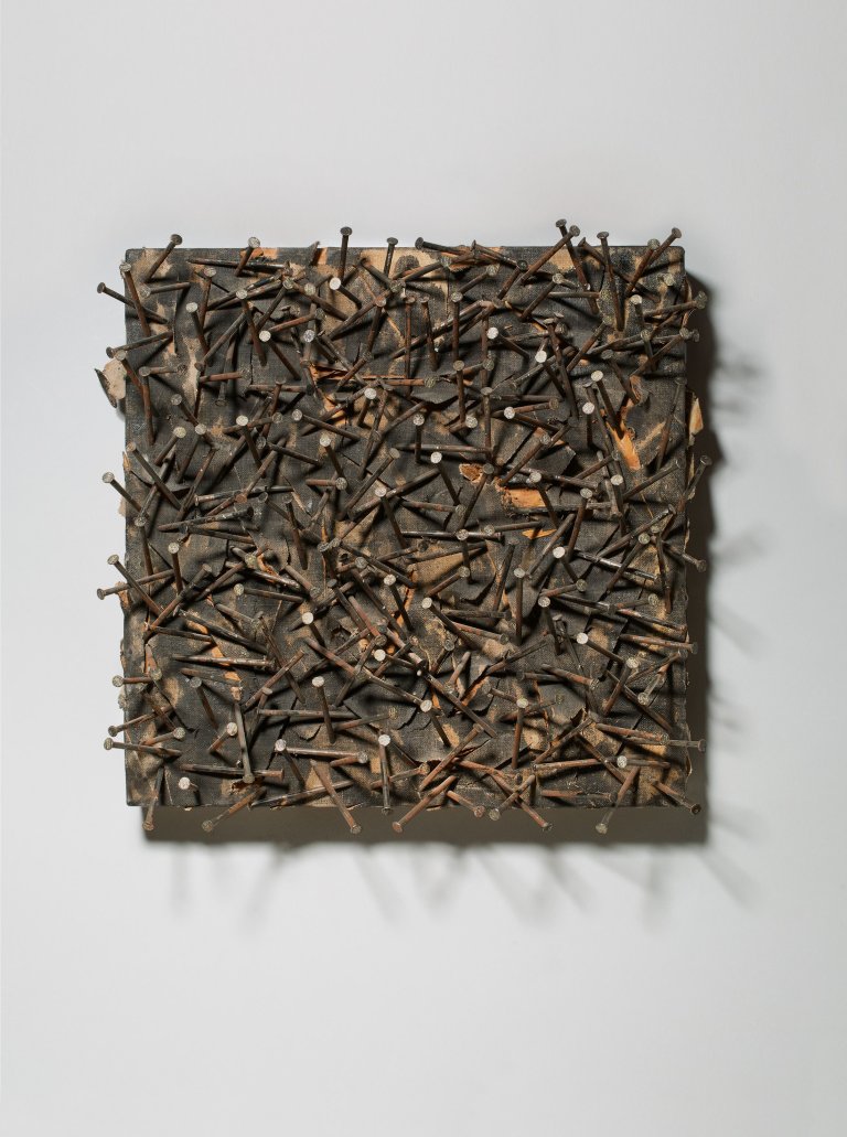 Auf diesem Bild ist das folgende Kunstwerk zu sehen: Günther Uecker. „Zum Schweigen der Schrift – Handverstümmelung“. 1978.