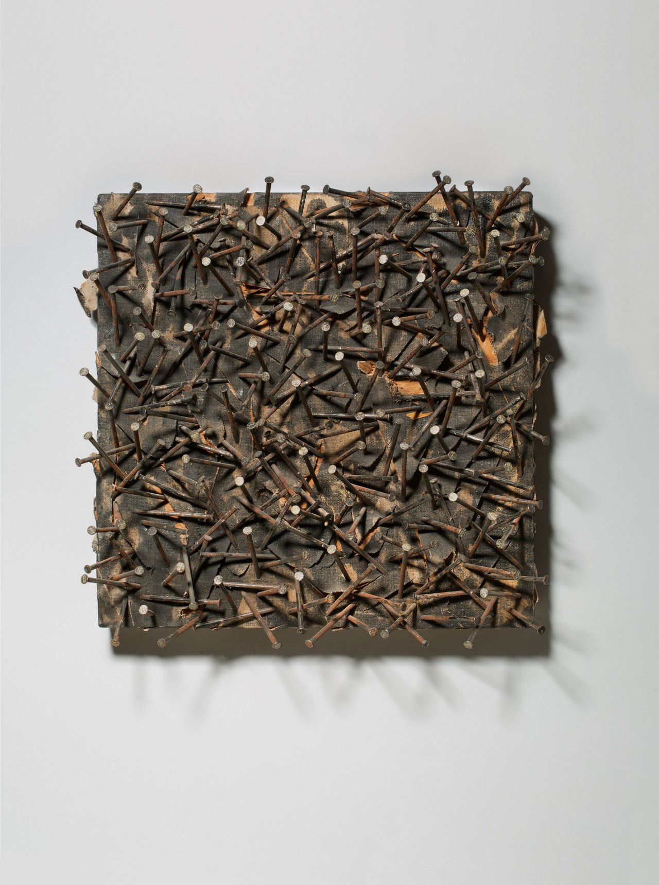 Auf diesem Bild ist das folgende Kunstwerk zu sehen: Günther Uecker. „Zum Schweigen der Schrift – Handverstümmelung“. 1978.