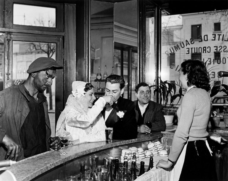 Auf diesem Bild ist das folgende Kunstwerk zu sehen: Robert Doisneau. Café noir et blanc, Joinville-le-Pont. 1948.