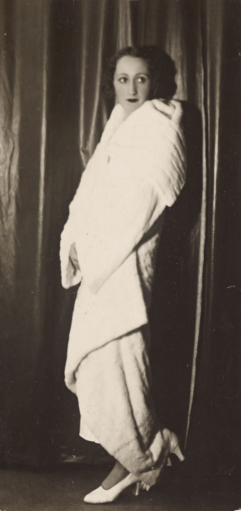 Auf diesem Bild ist das folgende Kunstwerk zu sehen: Germaine Krull. Madame Jacques Heim, Paris. Um 1925.