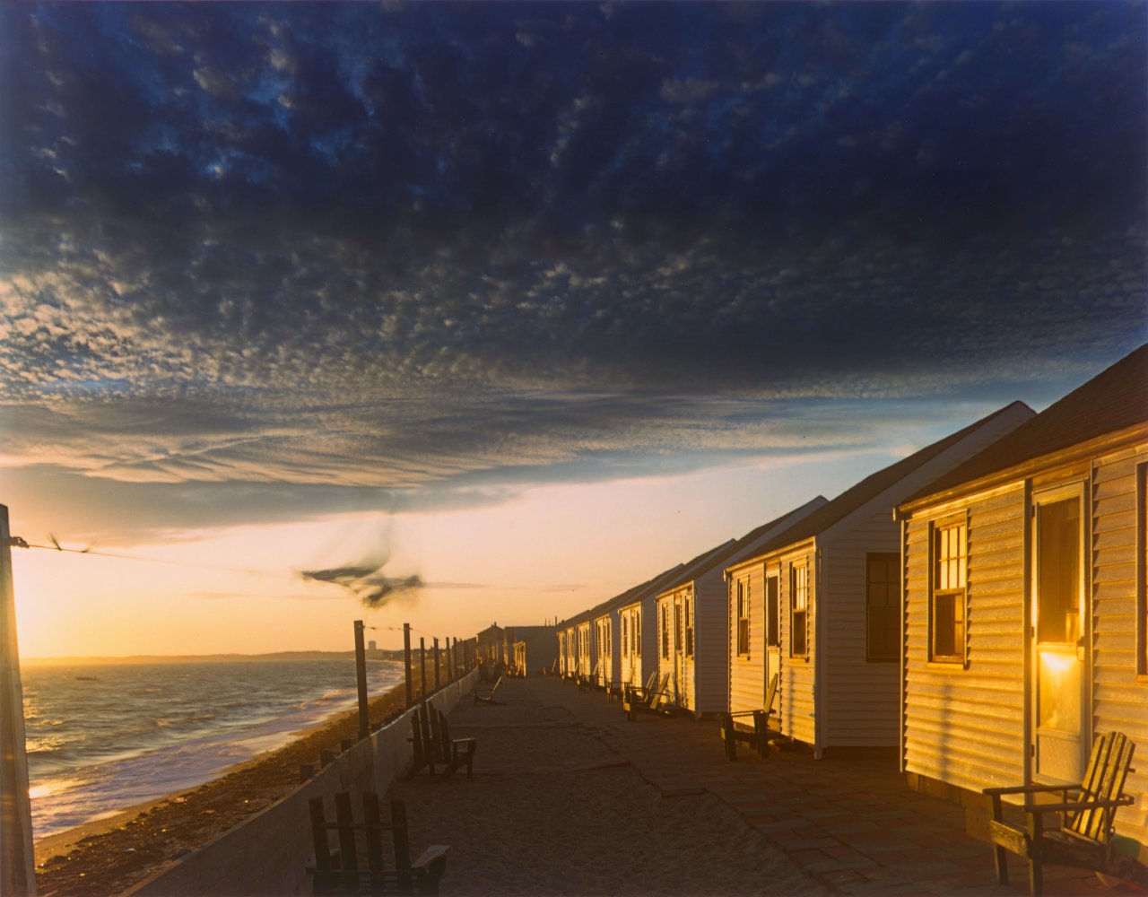 Auf diesem Bild ist das folgende Kunstwerk zu sehen: Joel Meyerowitz. The Cottages. 1982.