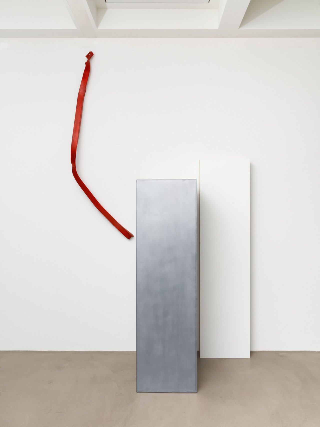 Auf diesem Bild ist das folgende Kunstwerk zu sehen: Imi Knoebel. Frauenstück 89-5. 1989.