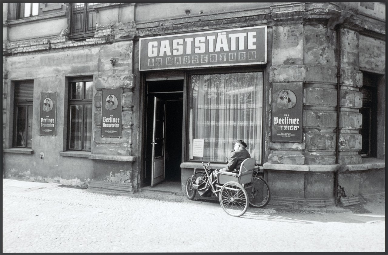 Catalog image of „Am Wasserturm“ / Bahnhof Lichtenberg. 1982 und 1980