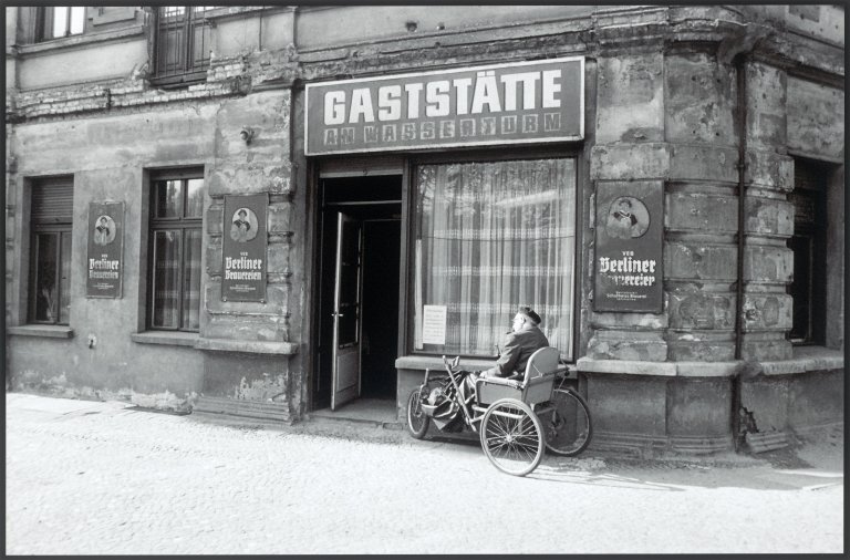 Auf diesem Bild ist das folgende Kunstwerk zu sehen: Harald Hauswald. „Am Wasserturm“ / Bahnhof Lichtenberg. 1982 und 1980.