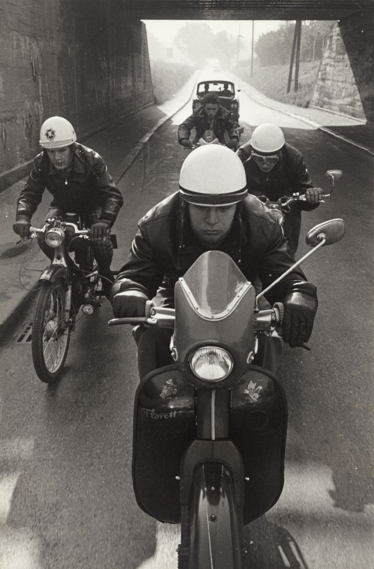 Auf diesem Bild ist das folgende Kunstwerk zu sehen: Will McBride. „'Rocker', München“. 1961.