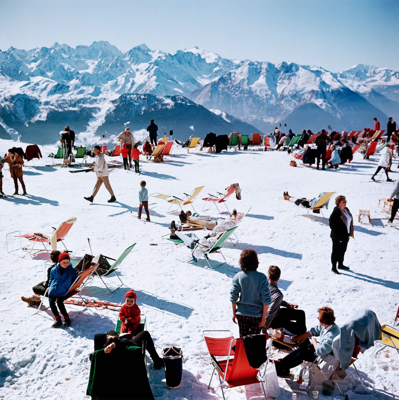 Auf diesem Bild ist das folgende Kunstwerk zu sehen: Slim Aarons (d.i. George Allen Aarons). Verbier Vacation. 1964.