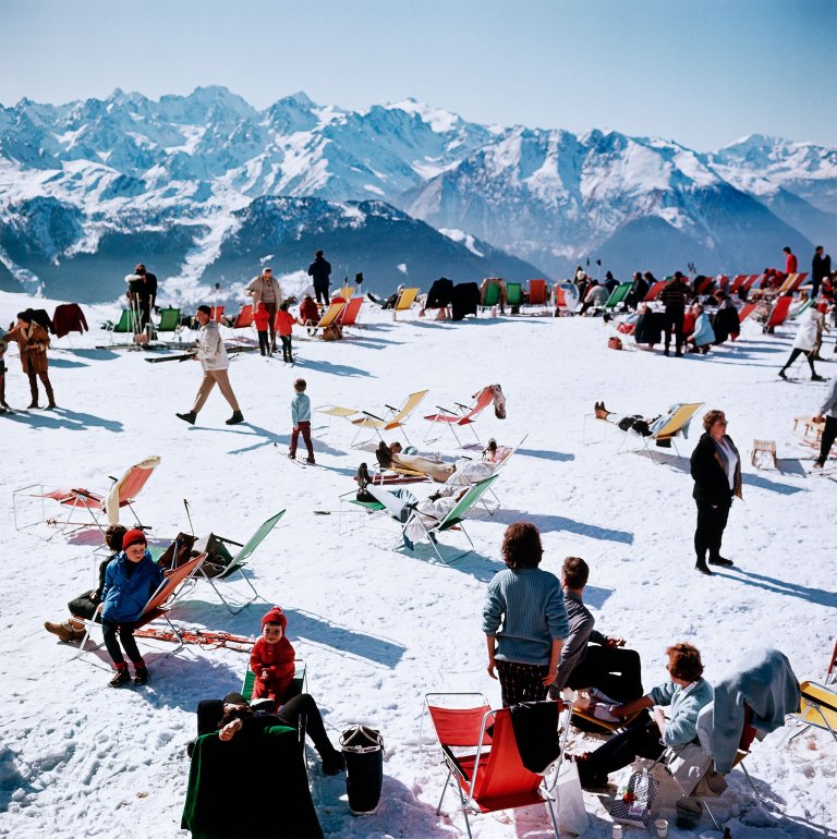 Auf diesem Bild ist das folgende Kunstwerk zu sehen: Slim Aarons (d.i. George Allen Aarons). Verbier Vacation. 1964.