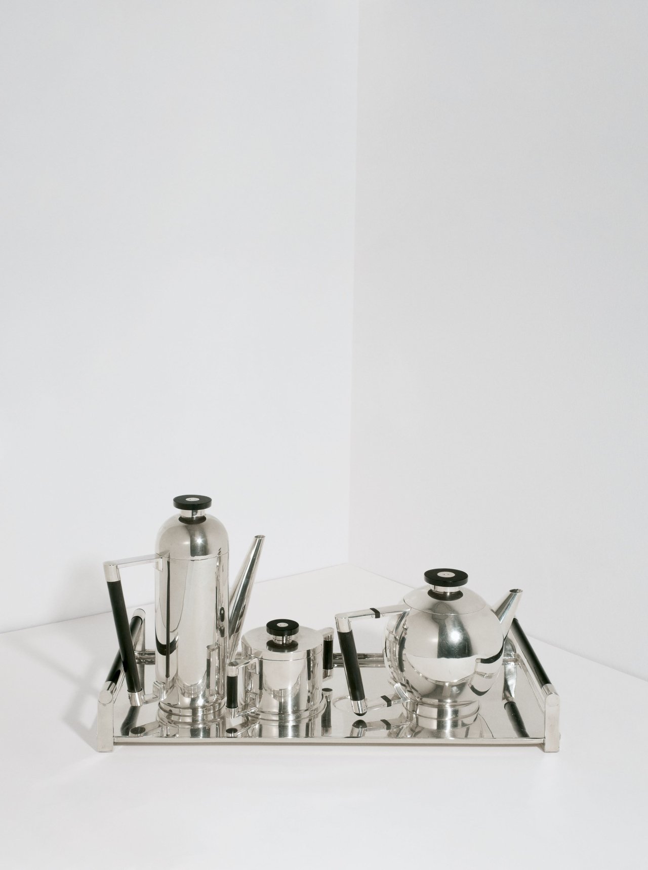 Auf diesem Bild ist das folgende Kunstwerk zu sehen: Naum Slutzky. Tee- und Kaffeeservice mit Tablett für Anna Sophie und Fritz Block. 1927.