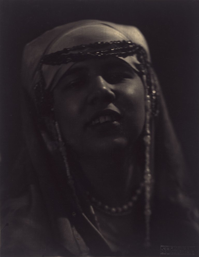 Auf diesem Bild ist das folgende Kunstwerk zu sehen: František Drtikol. Ervina Kupferová. Um 1924.