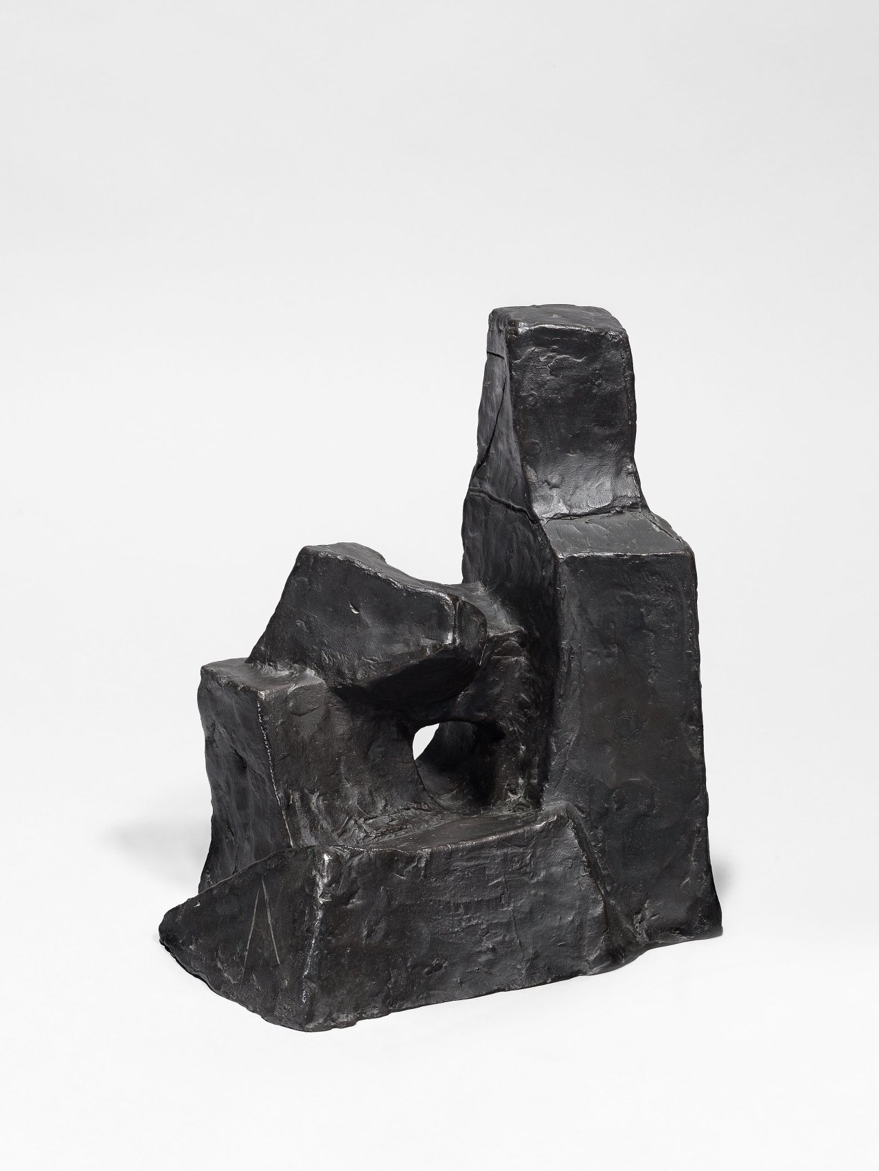 Auf diesem Bild ist das folgende Kunstwerk zu sehen: Fritz Wotruba. „Kleine sitzende Figur“. 1952–53/1970.