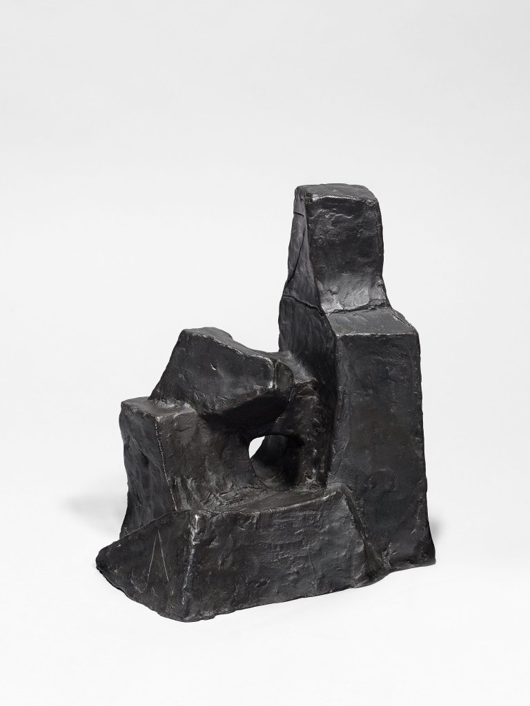 Auf diesem Bild ist das folgende Kunstwerk zu sehen: Fritz Wotruba. „Kleine sitzende Figur“. 1952–53/1970.