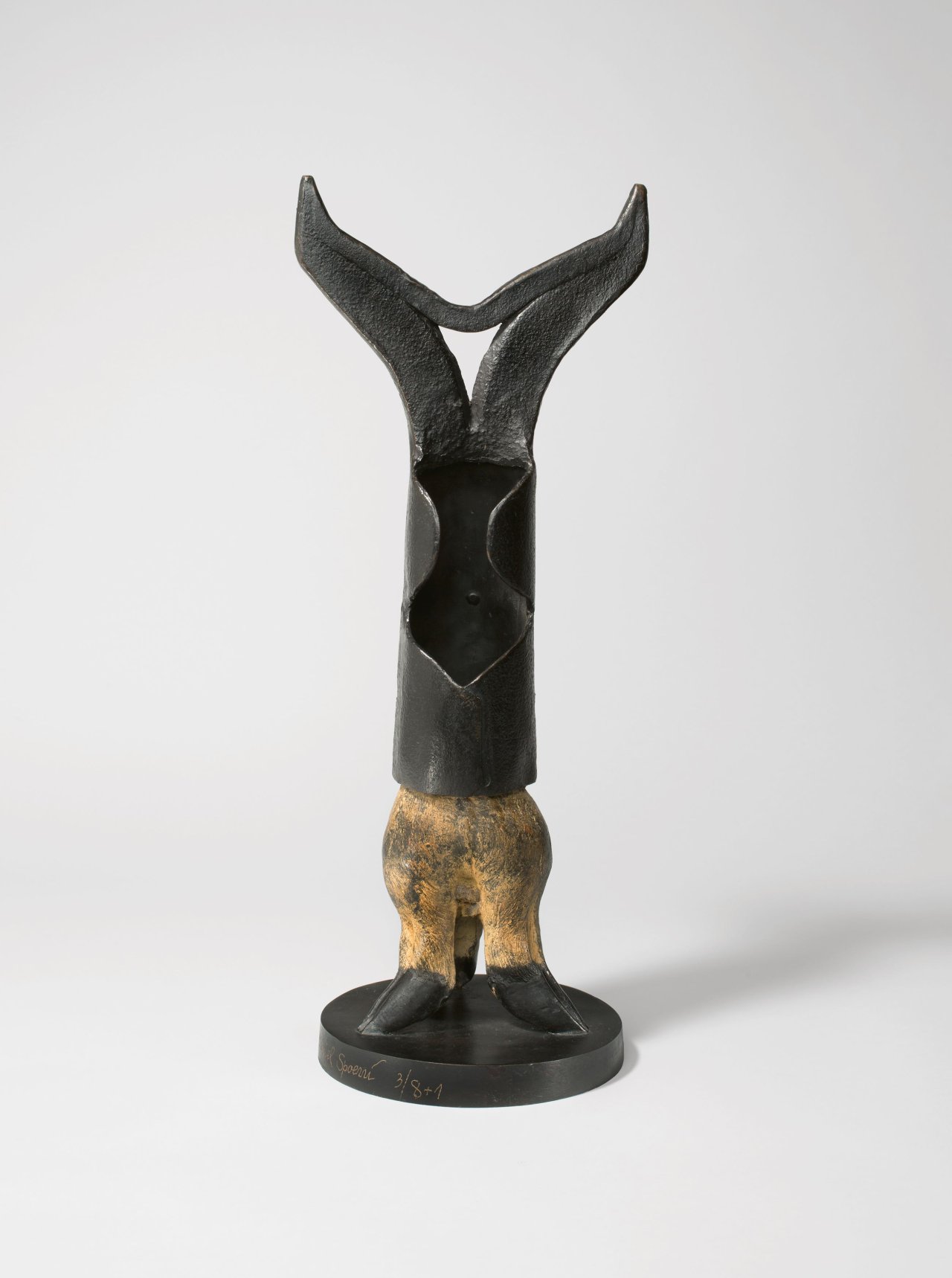 Auf diesem Bild ist das folgende Kunstwerk zu sehen: Daniel Spoerri. Dreyfuss. 1991.
