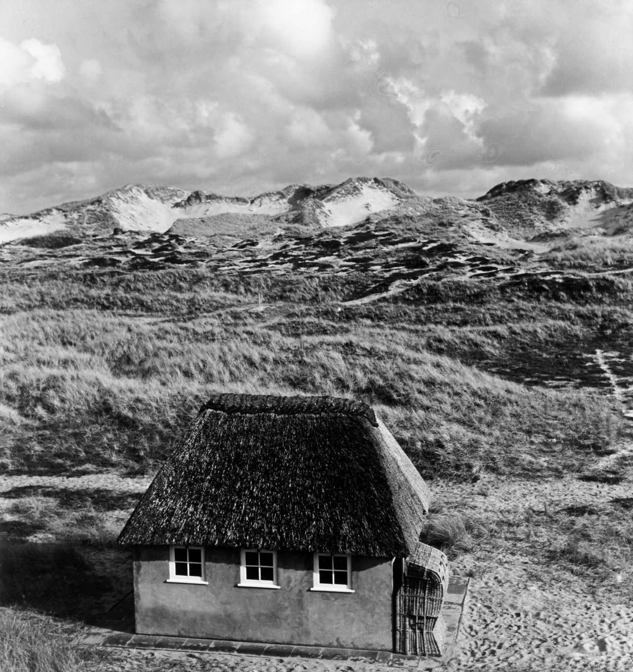 Auf diesem Bild ist das folgende Kunstwerk zu sehen: Bleicke Bleicken. Haus in den Dünen, Kampen, Sylt. Um 1950.