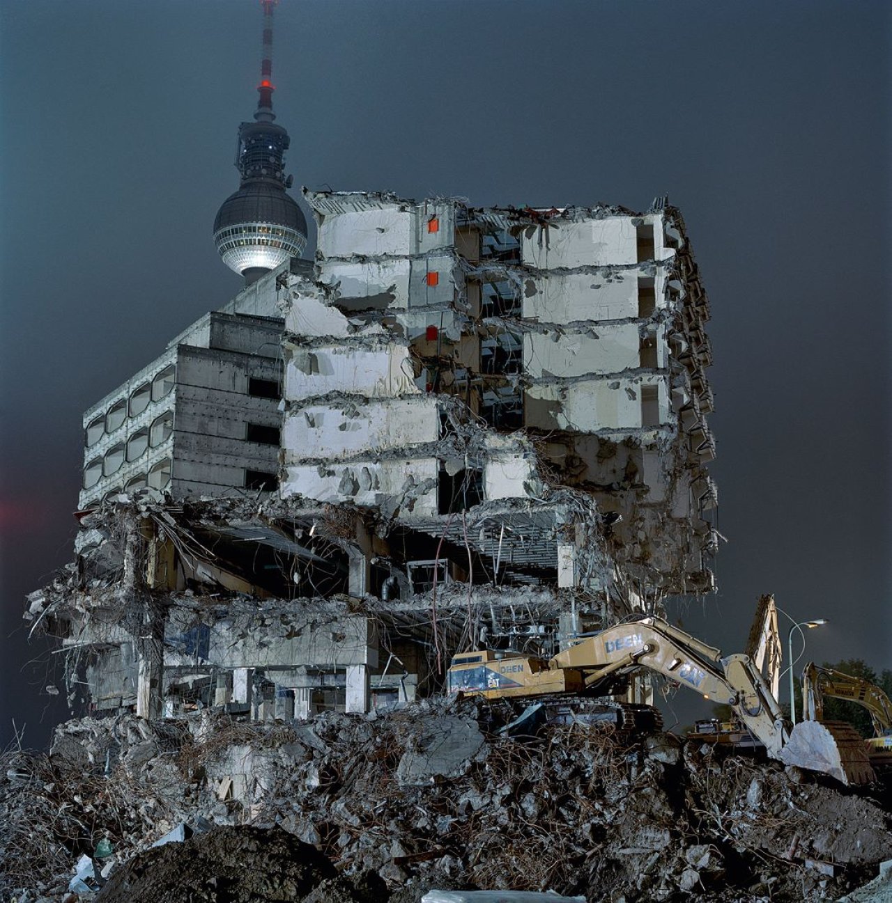 Auf diesem Bild ist das folgende Kunstwerk zu sehen: Jens Rötzsch. „Berlin 2001 (Abriss des Radisson Hotels – zu DDR Zeiten „Palast Hotel“)“. 2001.