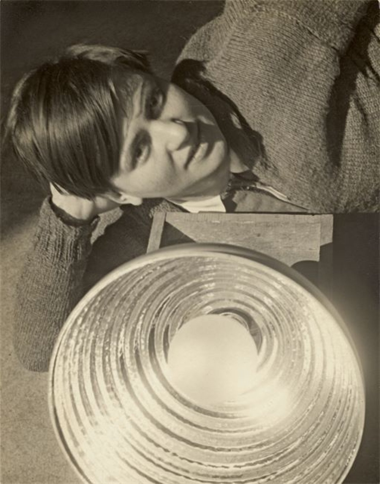 Auf diesem Bild ist das folgende Kunstwerk zu sehen: Marianne Brandt. Selbstporträt. 1928.