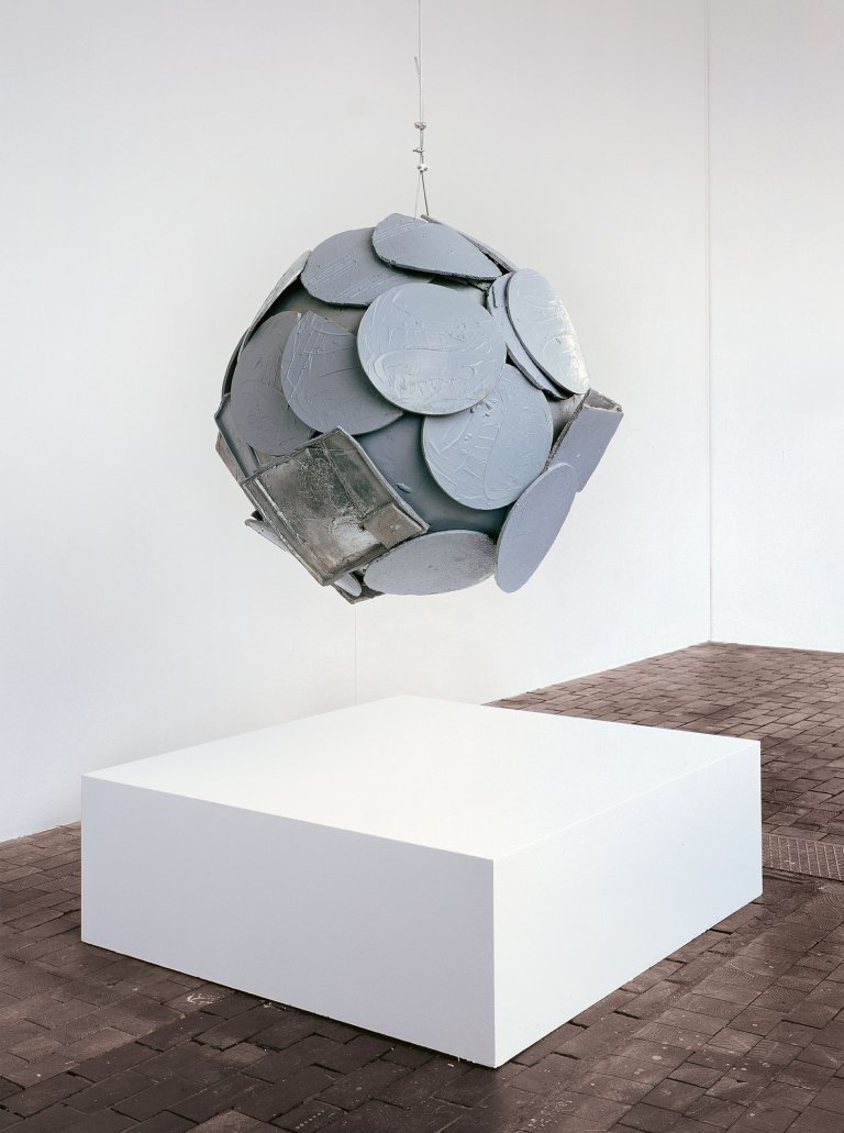 Auf diesem Bild ist das folgende Kunstwerk zu sehen: Thomas Scheibitz. „Kugel“. 2002.