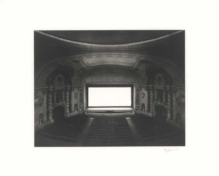 Auf diesem Bild ist das folgende Kunstwerk zu sehen: Hiroshi Sugimoto. „U.A. Walker Theatre, New York, 1978“. 1978/2000.