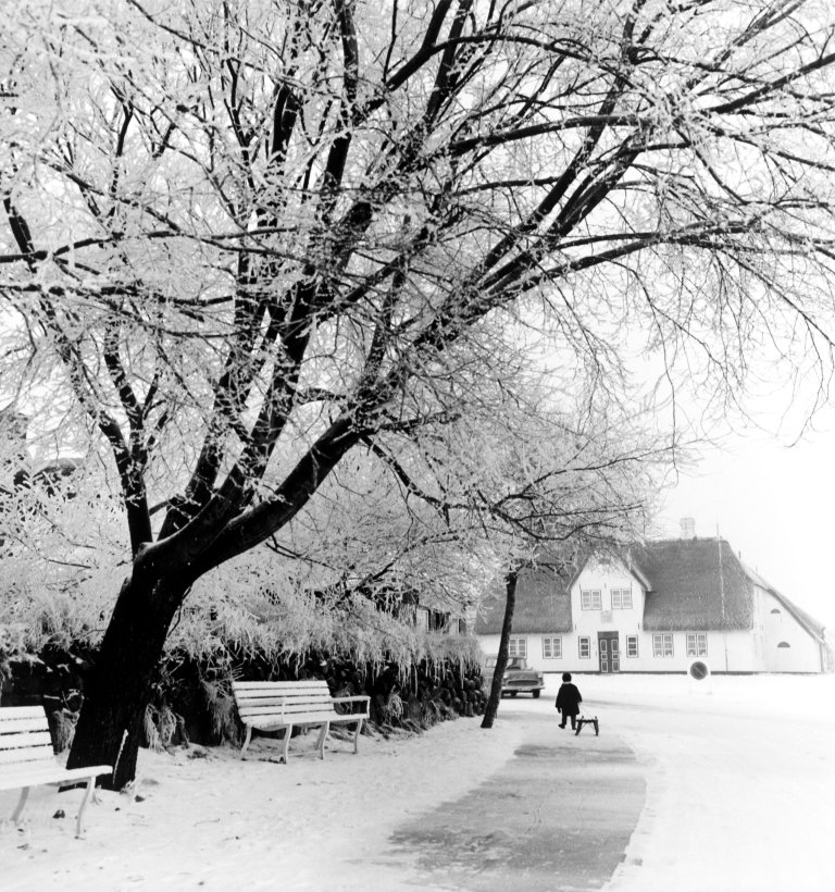 Auf diesem Bild ist das folgende Kunstwerk zu sehen: Bleicke Bleicken. Alte Dorfmitte, Kampen. Um 1950.