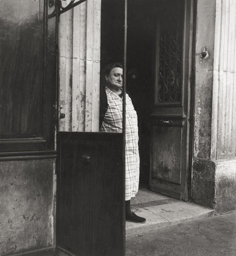 Auf diesem Bild ist das folgende Kunstwerk zu sehen: Louis Stettner. „Concierge, Paris“. Um 1951.