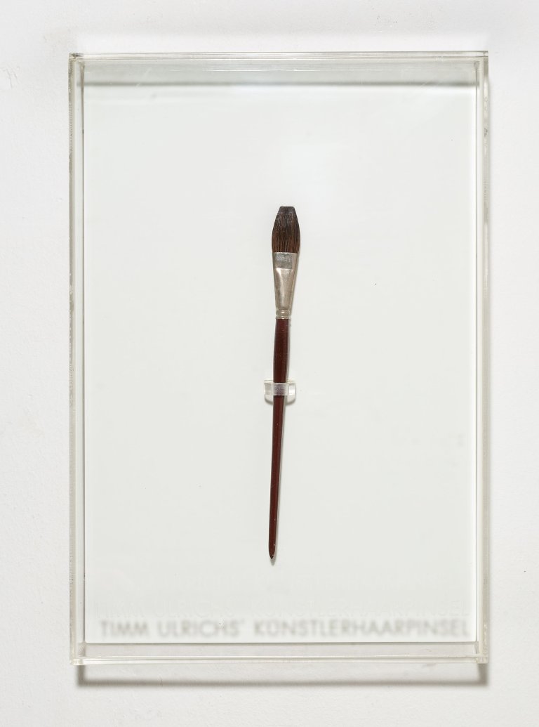Auf diesem Bild ist das folgende Kunstwerk zu sehen: Timm Ulrichs. „timm ulrich's künstlerhaarpinsel“. 1971/73.