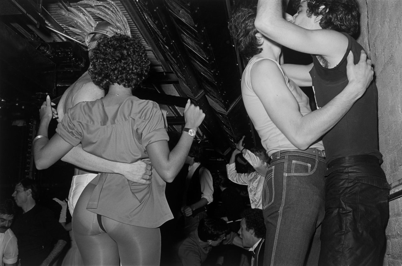 Auf diesem Bild ist das folgende Kunstwerk zu sehen: Tod Papageorge. „N Y. Discotheque“, aus der Serie „Studio 54“, 1978–1980. 1979.