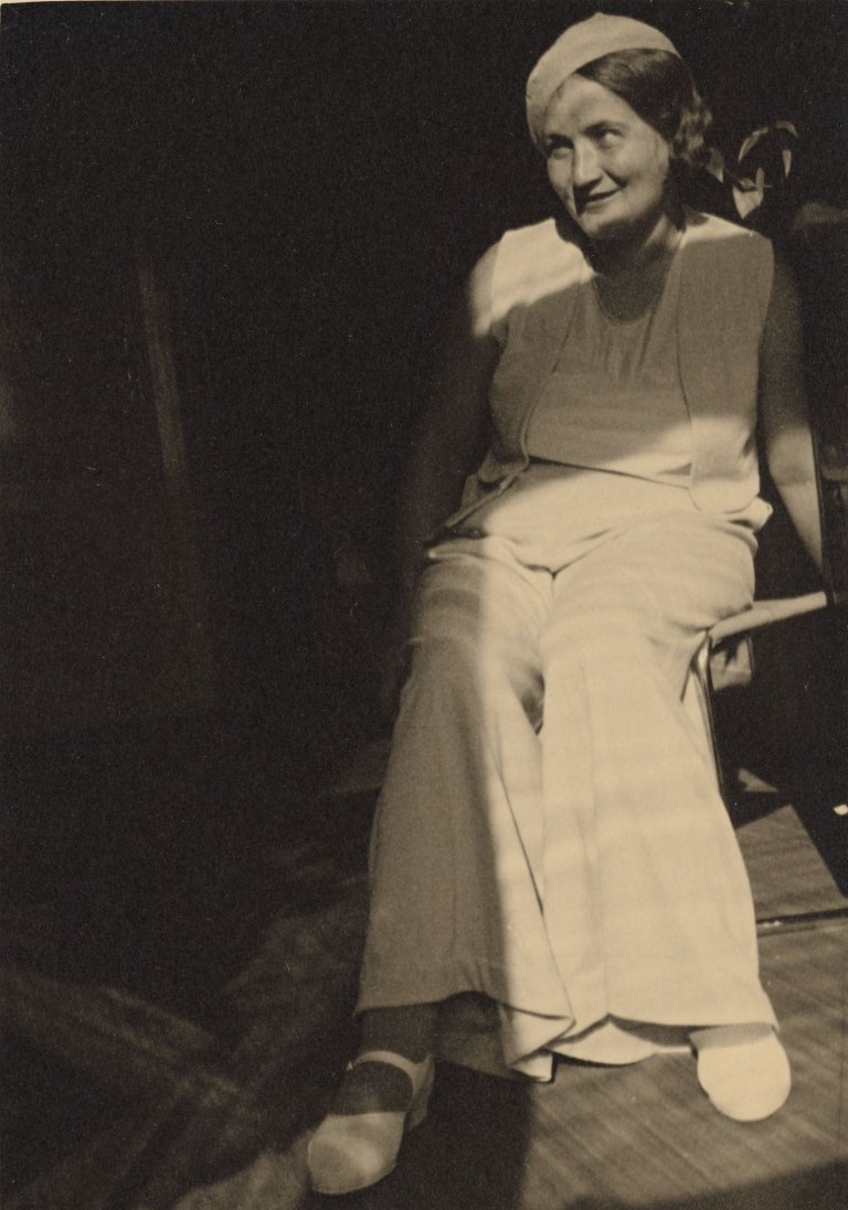 Auf diesem Bild ist das folgende Kunstwerk zu sehen: Josef Bartuška. Ohne Titel (Sitzende Frau). Vermutlich 1930er Jahre.