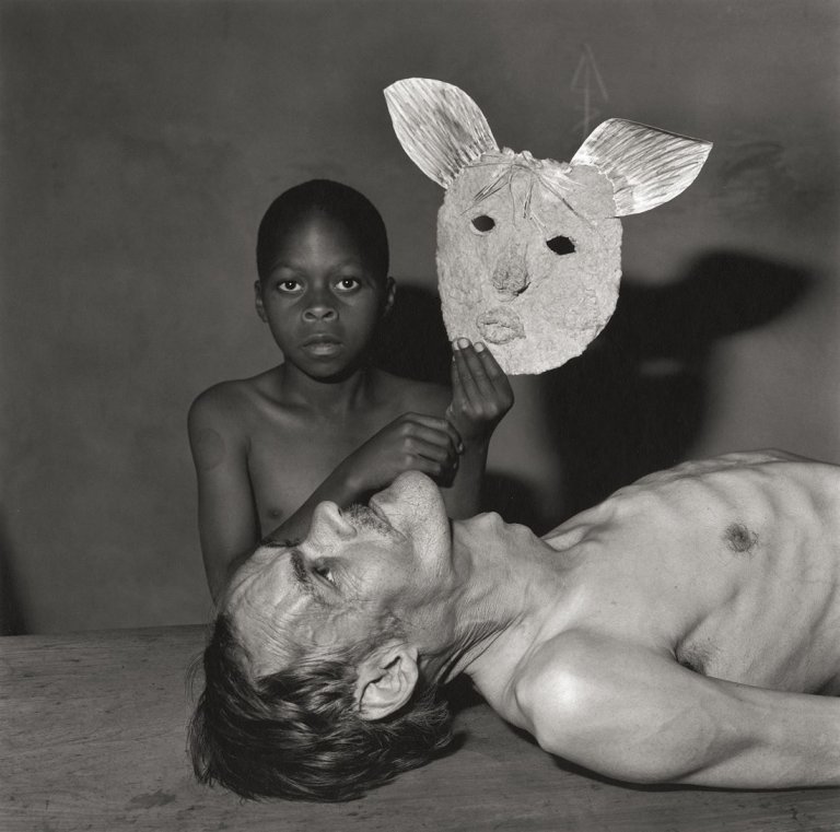 Auf diesem Bild ist das folgende Kunstwerk zu sehen: Roger Ballen. „Tommy, Samson and a Mask“, aus der Serie „Outland“. 2000.